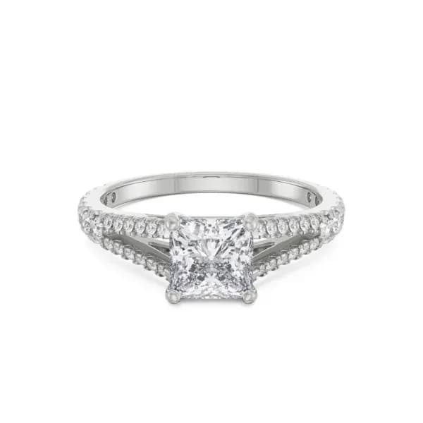 Princess and round diamond ring in chic style